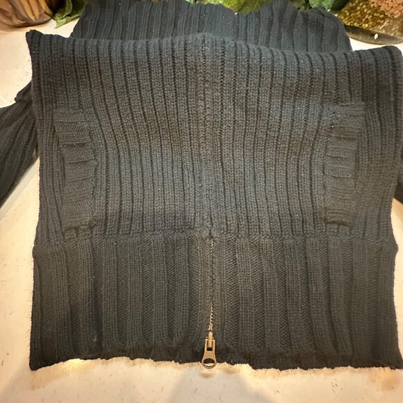 Ribbed Knit Off-Shoulder Sweater With Zippered Design - Picture 5 of 7